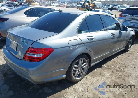 2014 Mercedes-Benz C 250 Sport z USA, uszkodzony, nr VIN WDDGF4HB8EA964573